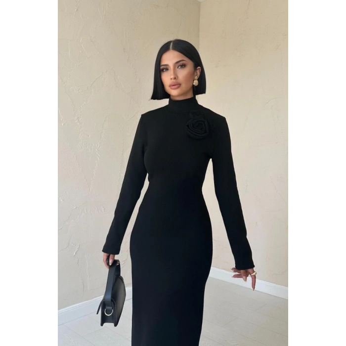 Siyah Omzu Güllü Düz Elbise