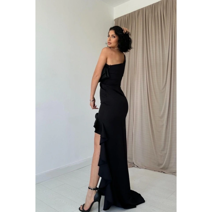 Siyah Yırtmaçlı Volanlı Elbise