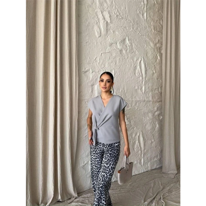 YANDAN BAĞLAMA DETAYLI KOLSUZ BLUZ - Gri