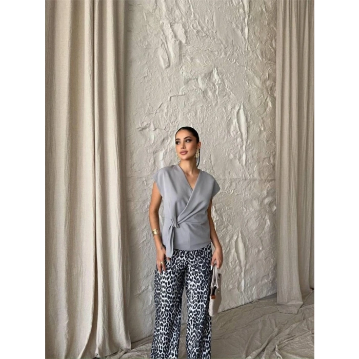 YANDAN BAĞLAMA DETAYLI KOLSUZ BLUZ - Gri