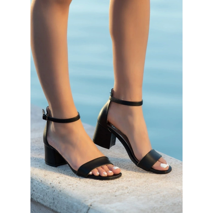 Yenta Siyah Cilt Tek Bant Topuklu Ayakkabı