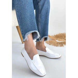 Betra Beyaz Rugan Babet Ayakkabı