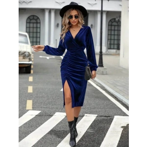 Kadın Uzun Kollu Kruvaze Yaka Yanlardan Büzgü Detaylı Yırtmaçlı Kadife Elbise