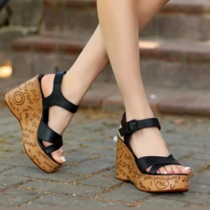 Kenja Siyah Cilt Dolgu Topuk Sandalet