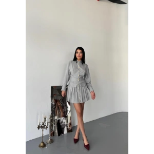 ÖNDEN GOLD DÜĞMELİ PİLELİ KISA ELBİSE - Gri
