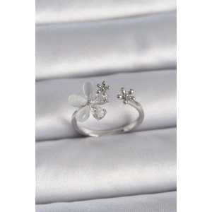 Pirinç Gümüş Renk Ayarlanabilir Zirkon Taşlı Beyaz Mineli Yaprak Model Kadın Yüzük