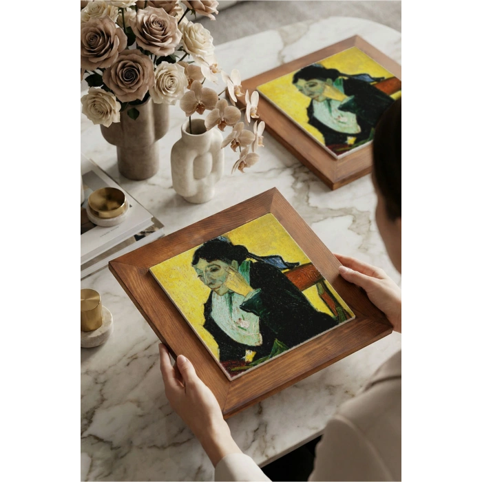 Vincent Van Gogh - Madame Ginouxen Arlesienne - Doğal Ahşap Çerçeveli Taş Tablo