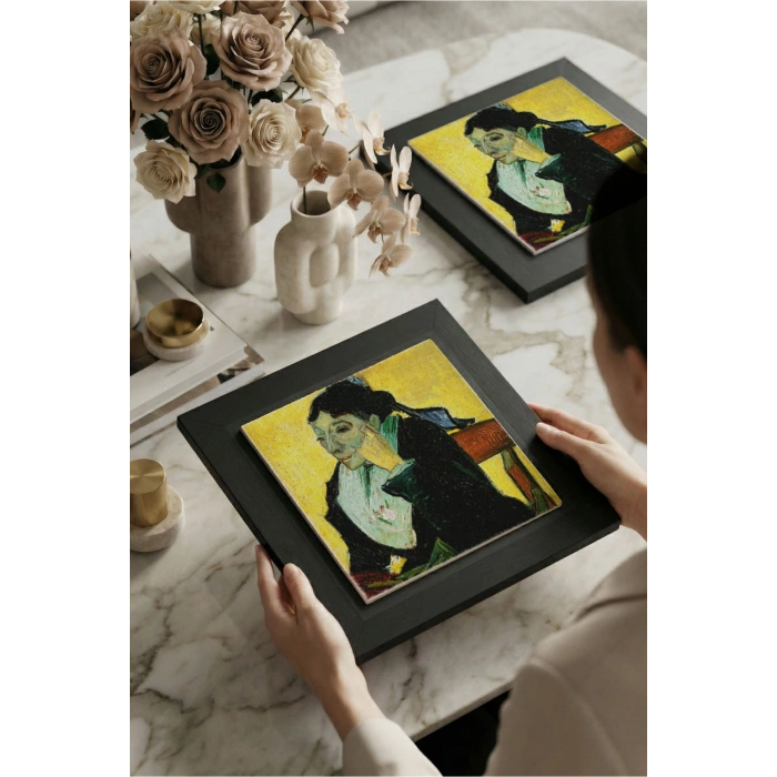Vincent Van Gogh - Madame Ginouxen Arlesienne - Doğal Ahşap Çerçeveli Taş Tablo