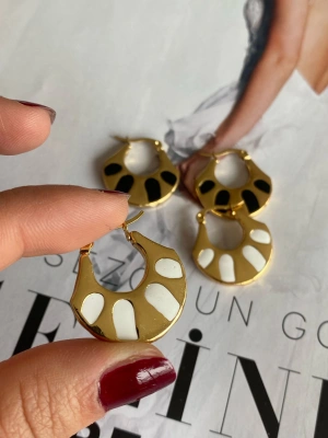 Çelik Beyaz Çizgi Oval Küpe