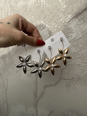 Çiçek Model Tasarım Taşlı Küpe