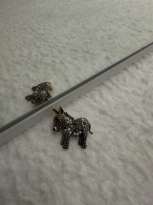 Tasarım Eşşek Broş