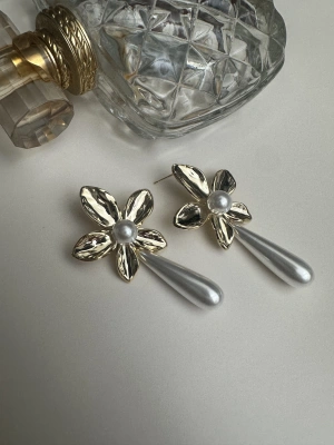 Çiçek Model İnci Küpe