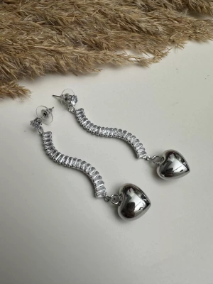 Altın Kaplama Asimetrik Baget Taşlı Kalp Küpe