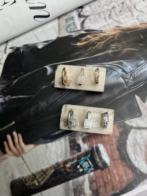 Altın Kaplama Çiçek Detaylı üçlü Set Küpe