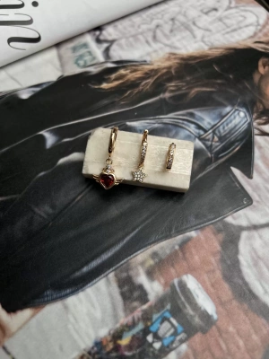 Altın Kaplama Kırmızı Kalp Kanat Detay Üçlü Set Küpe