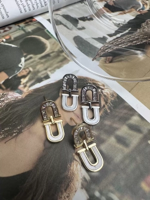 Altın Kaplama Taşlı Tasarım Küpe