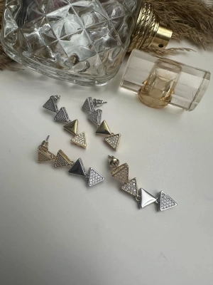 Altın Kaplama Taşlı Üçgen Tasarım Küpe