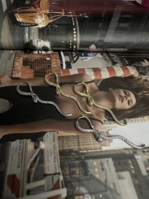 Altın Kaplama Yılan Taşlı Küpe