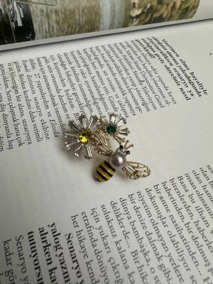 Baget Taşlı Arı Çiçek Broş
