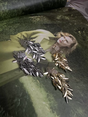 Baget Taşlı Pul Sallantılı Küpe