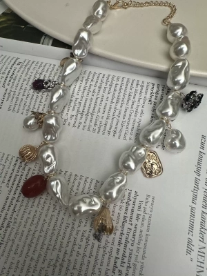 Barok İnci Detaylı Figür Sallantılı Marka Kolye