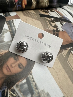 Burgu Minimal Tasarım Küpe