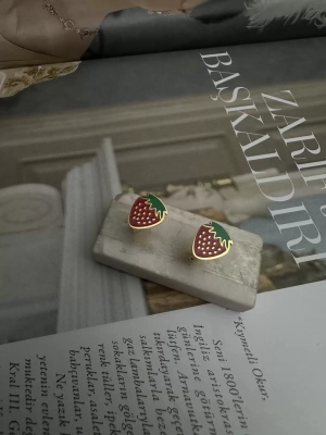 Çelik Kararmaz Çilek Model Çocuk Küpesi