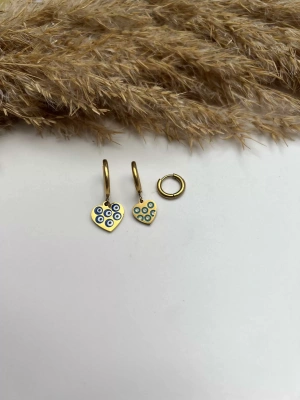 Çelik Kararmaz Kalpi Mineli Üçlü Set Küpe