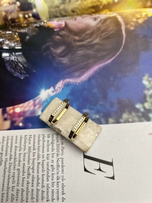 Çelik Kararmaz Lazer İşlemeli Taş Detaylı Küpe