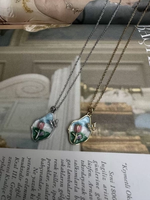 Çelik Mineli Çerçeve Lale Kelebek Kolye