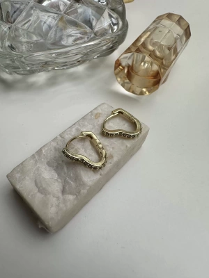 Çelik Minimal Taşlı Kalp Küpe