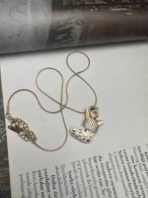 Çelik Yeni Yıl Beyaz Patik Kolye