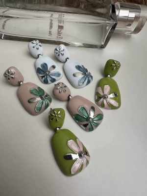 Çiçek Mineli Tasarım Küpe