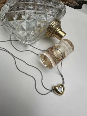 Çift Zincir Detaylı Ortası Taşlı Kalp Kolye