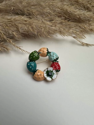 Çilek Çiçek Figür Broş