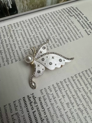 İnci Mineli Kelebek Broş