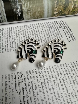 İnci Sallantılı Özel Tasarım Zebra Küpe