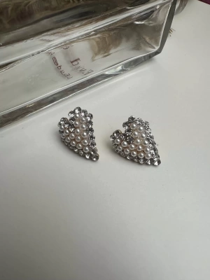 İnci Taşlı Tasarım Kalp Küpe