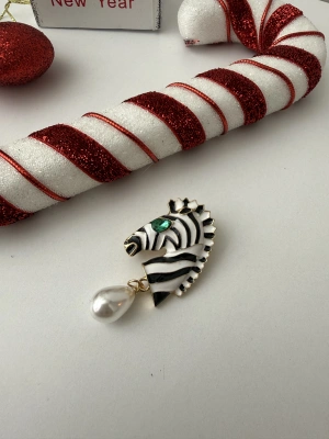 İncili Zebra Broş