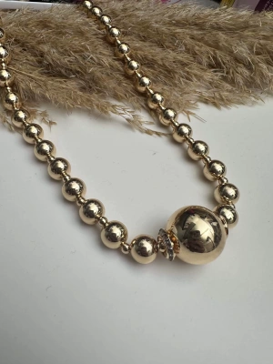 İri Top Detay Taş Detaylı Top Kolye