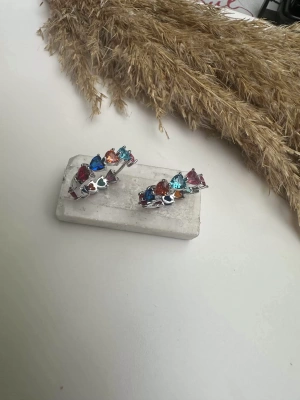 Kalp Detaylı Taş Altın Kaplama Halka Küpe