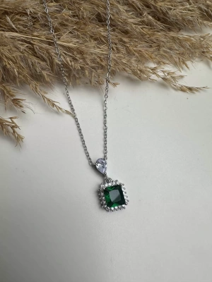 Kararmaz Yeşil Taşlı Kare Cam Kolye