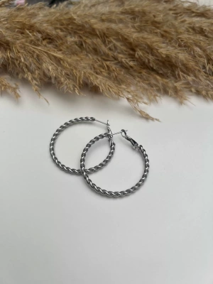 Kararmaz Çelik Orta Boy İnce Burgu Halka Küpe