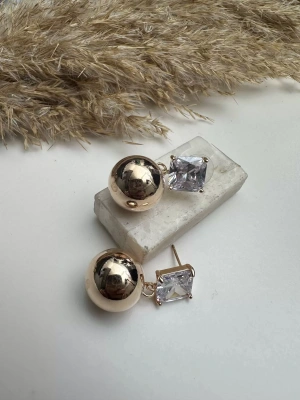 Kare Taşlı Top Detay Küpe