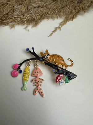 Kedili Tasarım Broş