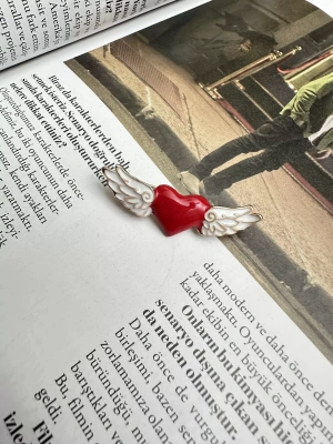 Kırmızı Kalp Detaylı Melek Kanatlı Broş