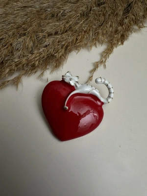 Kırmızı Kalp Kedi Broş