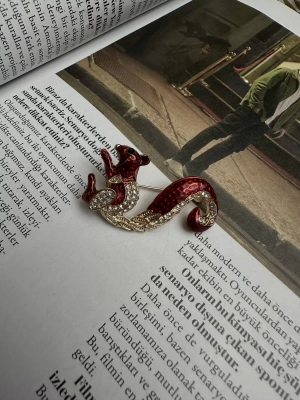 Kırmızı Mineli Taş Detay Sincap Broş