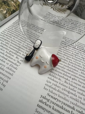 Kırmızı Şapkalı Diş Broş