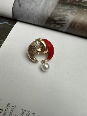 Kırmızı Şapkalı İncili Ay Broş